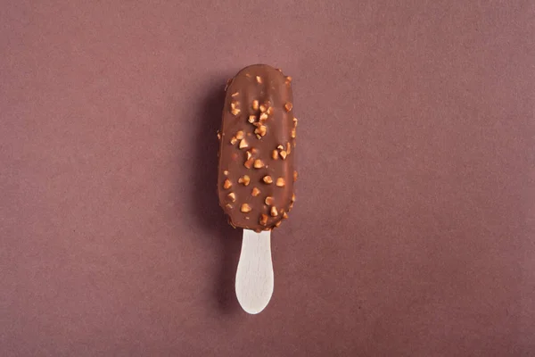 Izolované Vanilková Zmrzlina Čokoládovou Mandlovou Polevou Hnědém Pozadí — Stock fotografie