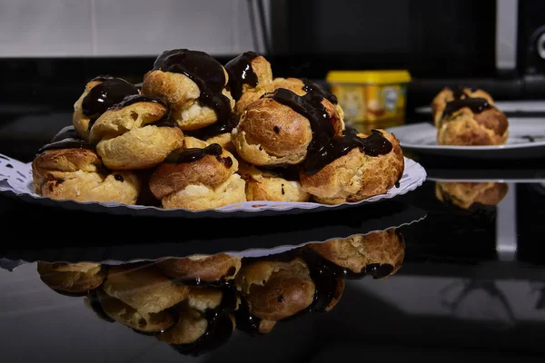 Prezentace Pokovování Profiterolů Smetanou Čokoládou — Stock fotografie