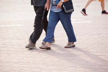 İnsanlar boş vakitlerinde yazın sokaklarda gezinip dururlar. Bacaklara bak..