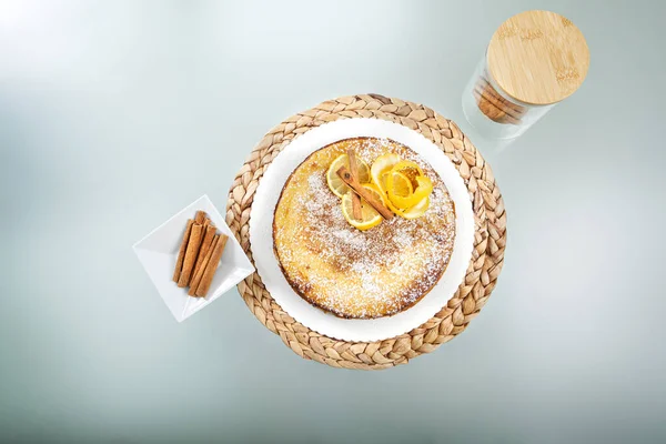 Sütlaç, peynirli kek, limon ve tarçın manzarası.