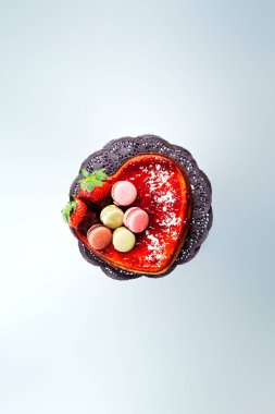 Kalp şeklinde çilekli cheesecake üst görünümü. Boşluğu kopyala