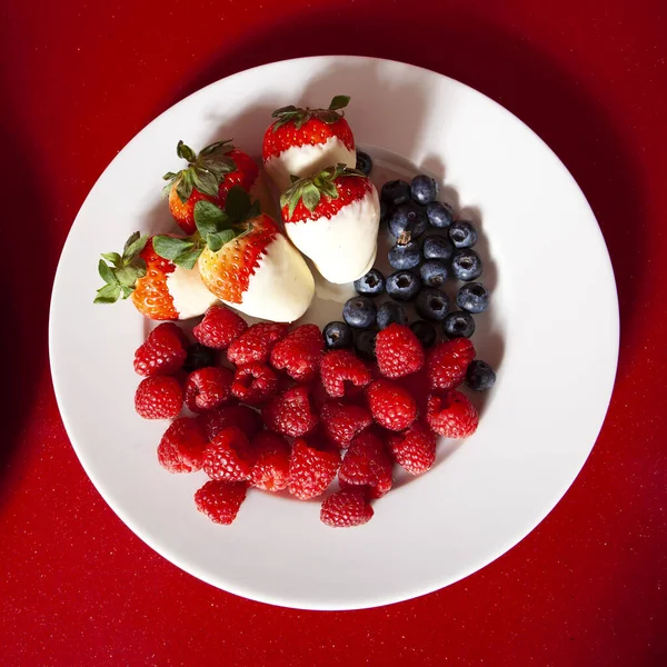 Top View Red Blue Cake Ingredients Strawberries Blueberries Red Berries — Stock Fotó