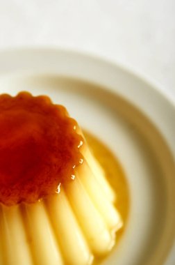 Metin için beyaz arka planda bir tabakta vanilyalı muhallebi