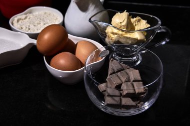 Ev yapımı profiterol yapmak için gerekli malzemelerin fotoğrafçılığı.