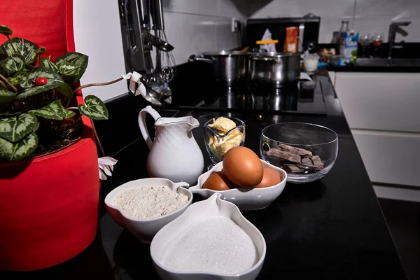 Ev yapımı profiterol yapmak için gerekli malzemelerin fotoğrafçılığı.