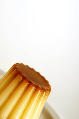 Metin için beyaz arka planda bir tabakta vanilyalı muhallebi