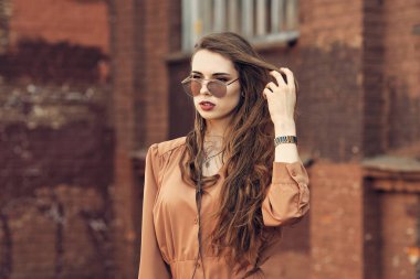 Uzun kıvırcık saçlı, güzel, mutlu genç bir kadın.