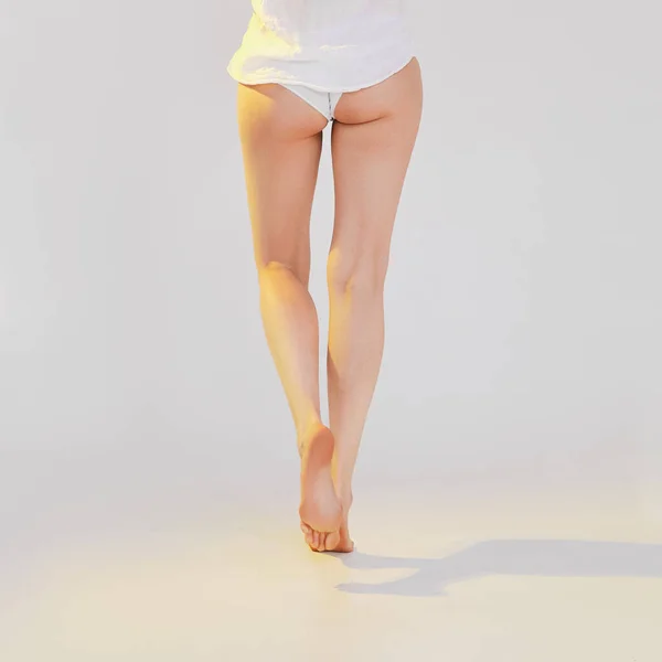Vista Posterior Piernas Femeninas Descalzas Camisa Blanca Bragas —  Fotos de Stock