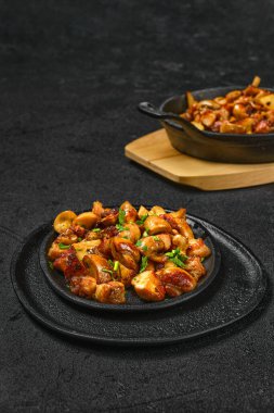 Kızarmış şampiyon, domuz göbeği ve soğan.