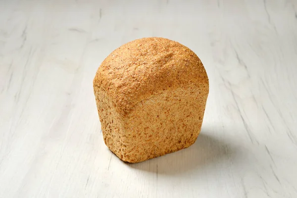 用燕麦种子在厨房桌子上做的艺术面包 — 图库照片