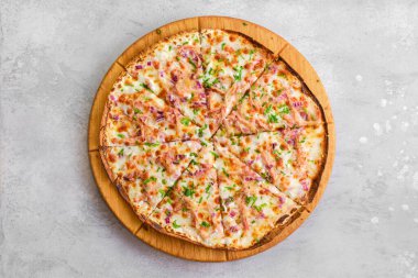 İnce hamurlu pizza hamuru, kurutulmuş sığır eti, kırmızı soğan ve bolca erimiş peynir.