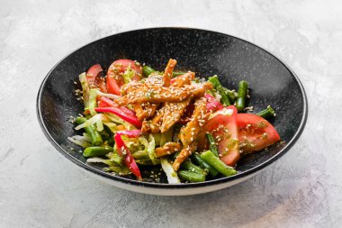 Tavuk ve teriyaki soslu salata, taze domates ve yeşil fasulye.