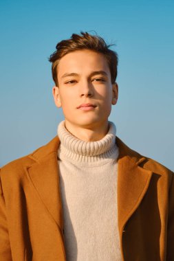 Spor ceketli ve yünlü ceketli genç bir adamın portresi.