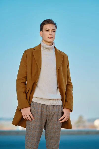 春秋装 街头时尚 穿着格子裤 毛衣和羊毛外套的年轻人 — 图库照片