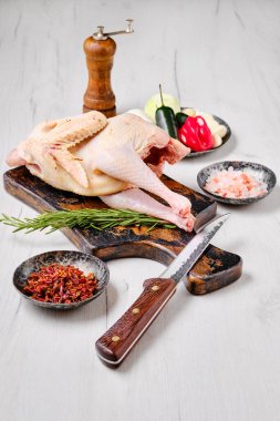 Tavuk suyu çorbası - tüm çiğ civciv, tuz, biber, soğan ve sarımsak