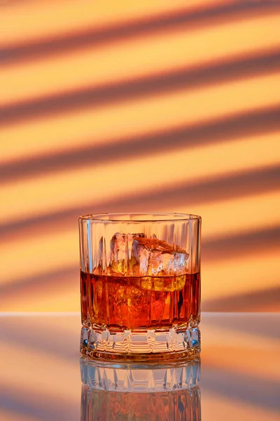 Whisky Gheață Pietre Fațetate Sticlă Fundal Dungi — Fotografie, imagine de stoc