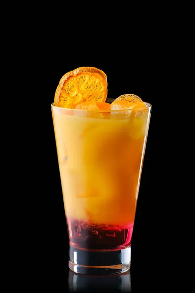 Kalter Erfrischungscocktail Mit Orangensaft Und Kirschsirup Isoliert Auf Schwarzem Hintergrund — Stockfoto