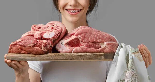 Mujer Irreconocible Sostiene Tablero Madera Con Diferentes Cortes Carne Fresca —  Fotos de Stock