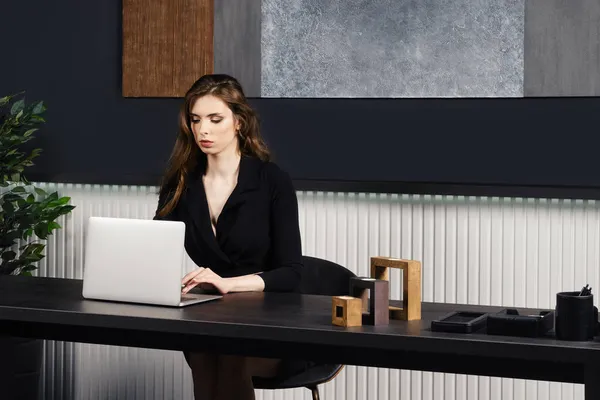 Young Woman Work Office Laptop — Stock Photo, Image