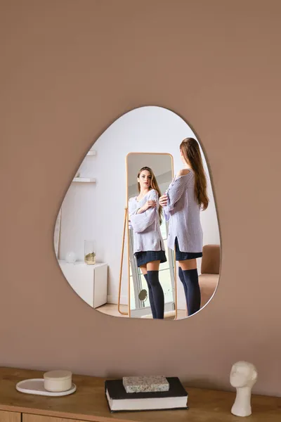 Reflexão Jovem Mulher Espelho Parede — Fotografia de Stock