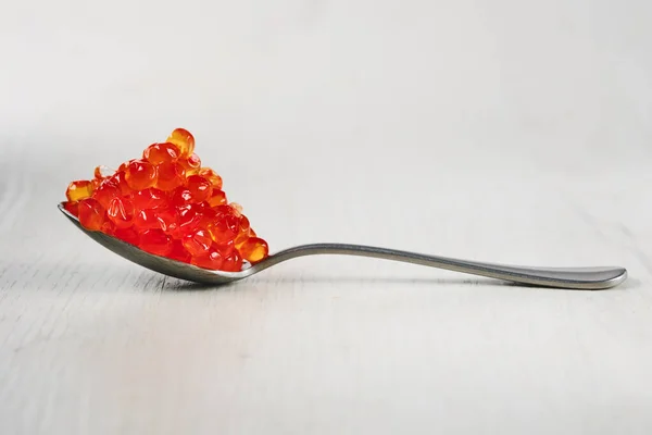 Cucchiaio Con Caviale Rosso Salmone — Foto Stock