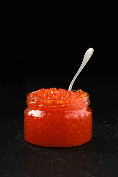 Offenes Glas Mit Rotem Kaviar Und Einem Löffel Darin Foto — Stockfoto
