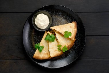 Tavuk eti, peynir ve mayonez soslu salatalık turşusu ile Quesadilla 'nın en güzel manzarası.