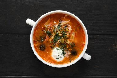 Sosis ve zeytinli lahana ve soğan çorbası.