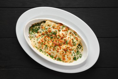 Peynirli, tavuklu ve sebzeli lazanya manzarası