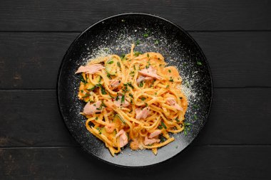 Somonlu makarna ve rendelenmiş parmesanlı kabak.