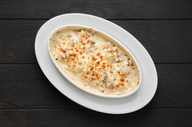 Peynir ve domuz pastırması ile fırında pişirilmiş patates ve boletus güveci.