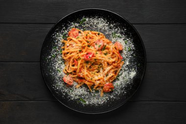 Domates kirazlı ve rendelenmiş parmesanlı spagetti manzarası