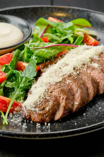 Detailní Pohled Nakrájený Hovězí Steak Parmezánem Čerstvou Zeleninou — Stock fotografie