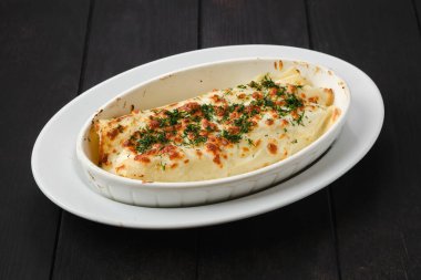 Fırında erimiş peynir, domuz pastırması ve lahana ile doldurulmuş ince krepler.