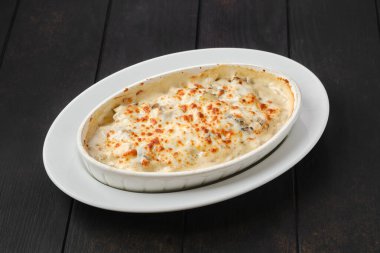 Peynir ve pastırmayla fırında pişirilmiş patates ve boletus güveci.