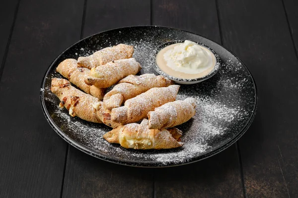 Mini kruvasan muzlu ve armut dondurmalı.