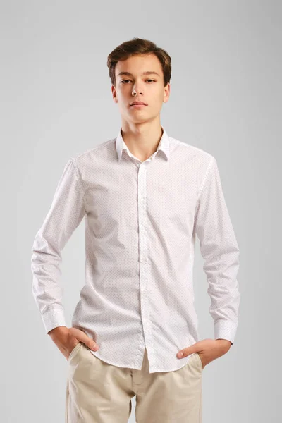Hombre Joven Calmo Camisa Blanca Pantalones Con Las Manos Los — Foto de Stock