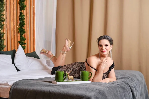 Mujer Mediana Edad Acostada Cama Cuelga Sus Piernas Lado Lado —  Fotos de Stock