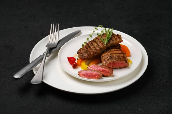 Grilované Jehněčí Steaky Nakrájené Plátky Talíři — Stock fotografie