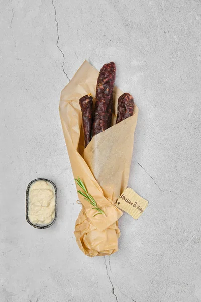 Geyik eti ve baharatlı hindi etinden yapılmış kurutulmuş sosis manzarası