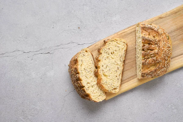Verse Haver Brood Met Zonnebloempitten Sesam Houten Tafel — Stockfoto