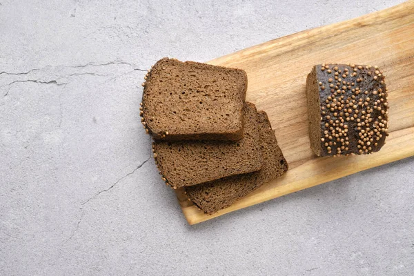 Świeży Chleb Żytni Drewnianej Desce Krojenia — Zdjęcie stockowe