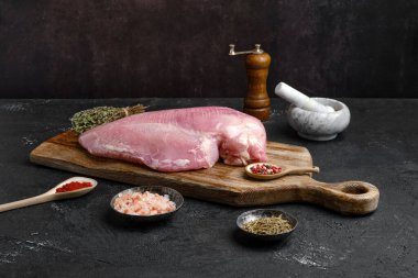 Çiğ hindi kemiksiz göğüs koyu arka planda derisi olmayan