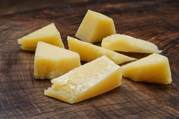 Macro View Triangular Piece Parmesan Cheese Wooden Cutting Board — Zdjęcie stockowe