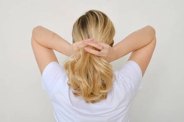 Rear View Woman Fixing Hair Ties Ribbon Her Hair — Fotografia de Stock