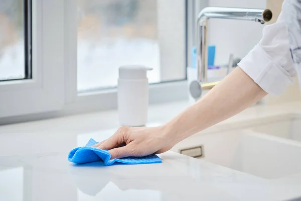 Mão Feminina Com Esponja Lavagem Superfície Pedra Limpeza Mesa Cozinha — Fotografia de Stock