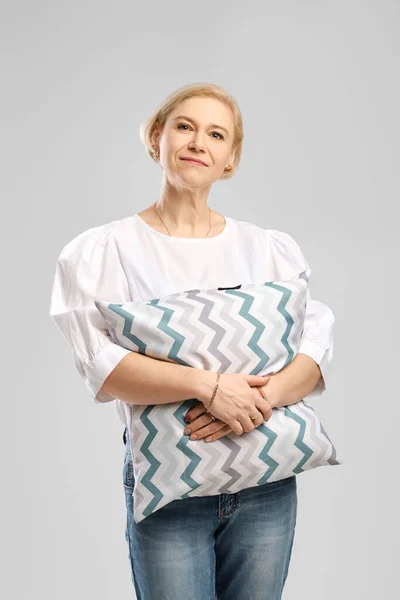 Senior Mulher Abraços Travesseiro Macio — Fotografia de Stock