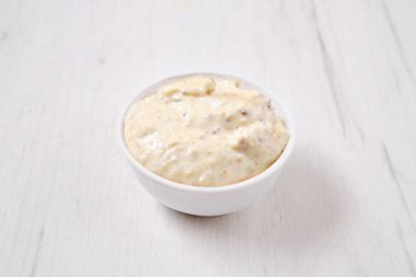 Salata için sezar soslu küçük bir kase.