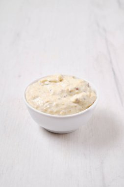 Salata için sezar soslu küçük bir kase.