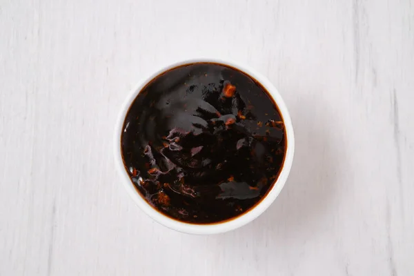 Baharatlı teriyaki soslu küçük kâse manzarası.